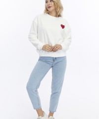 Kadife Kalp Desenli Ekru Yumuşak Dokulu Regular Fit Bisiklet Yaka Kadın Sweatshirt Kadife Kalp Desenli Ekru Yumuşak Dokulu Regular Fit Bisiklet Yaka Kadın Sweatshirt